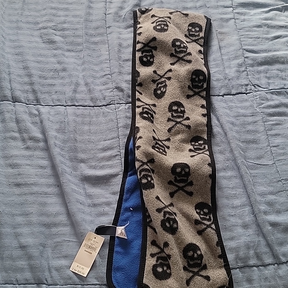 Gap kids NWT skull reversible fleece scarf